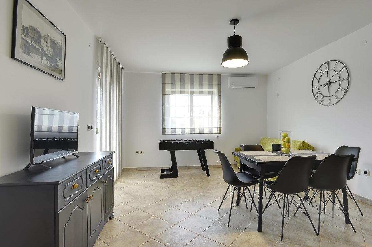 Neu Renovierte Ferienwohnung Mit Klima, Wlan, Waschmaschine, Tischfussball, Grill, Fahrraeder Und Einem Kinderspielplatz Stinjan Ngoại thất bức ảnh